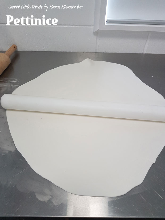 Roll out your white fondant.