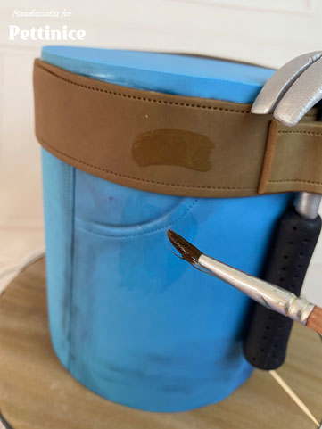 Glue the back of the screwdriver pocket to the cake.